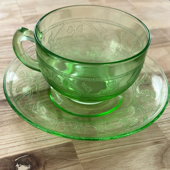 Rare Vintage 1930’s Hazel Atlas Uranium Glass Tea Cup and Saucer Clover Motif - Picture 2 of 10